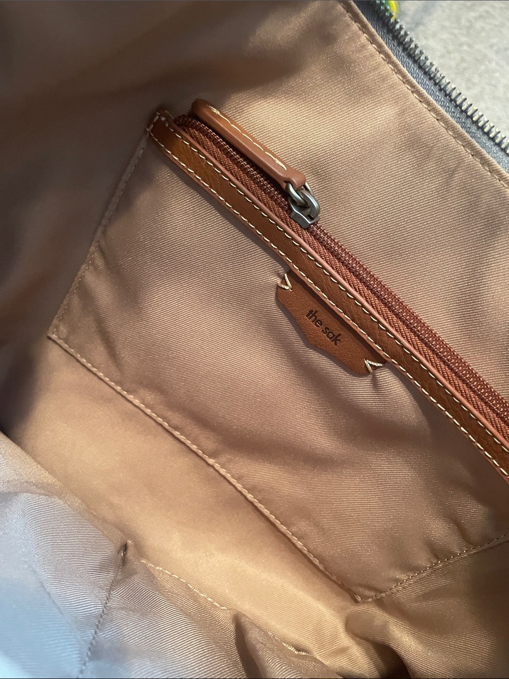 The sak  Leather Hobo Bag zipper closure - Picture 8 of 10